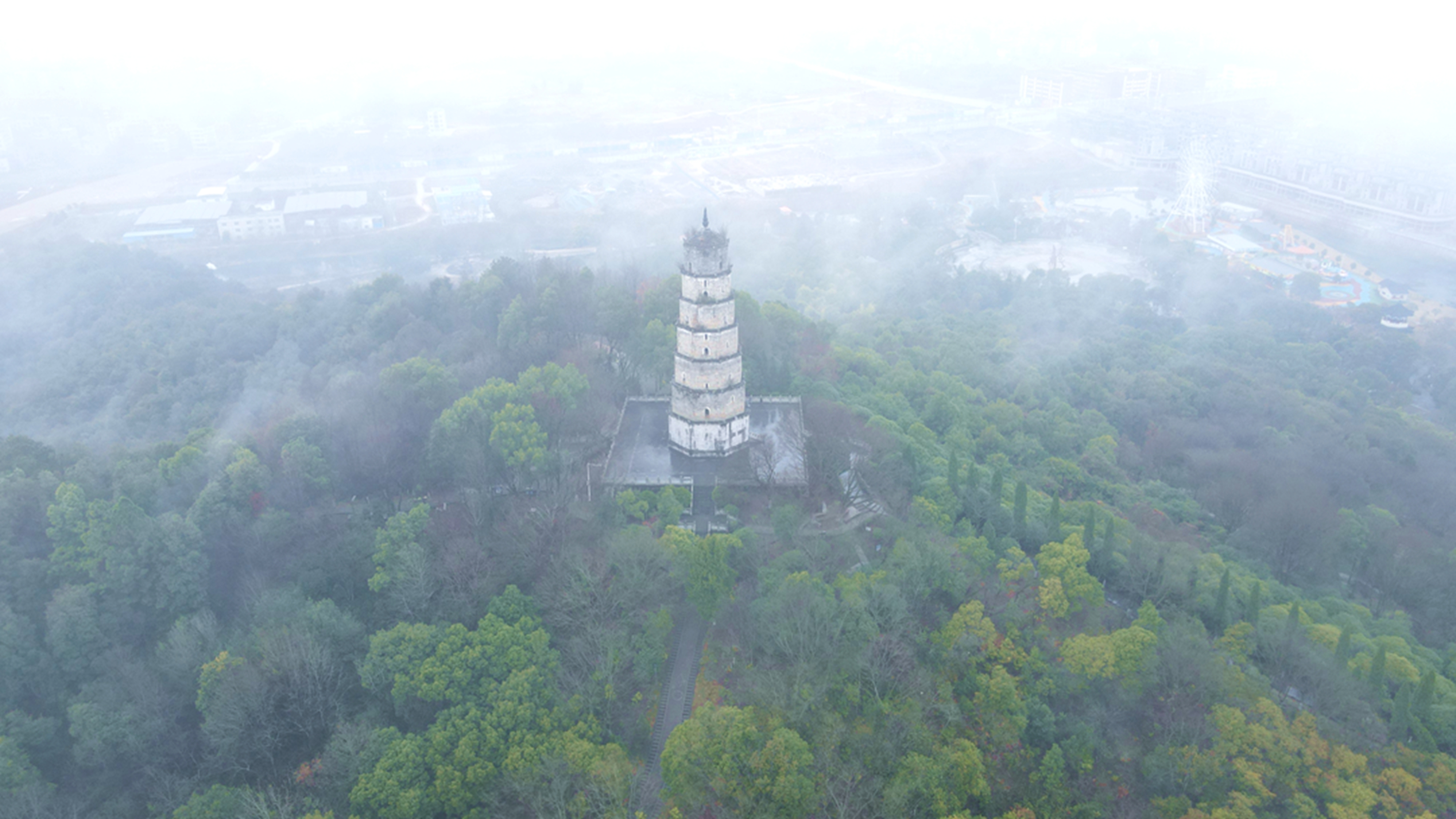 云雾缭绕青云塔壮阔风景美如画(图1)