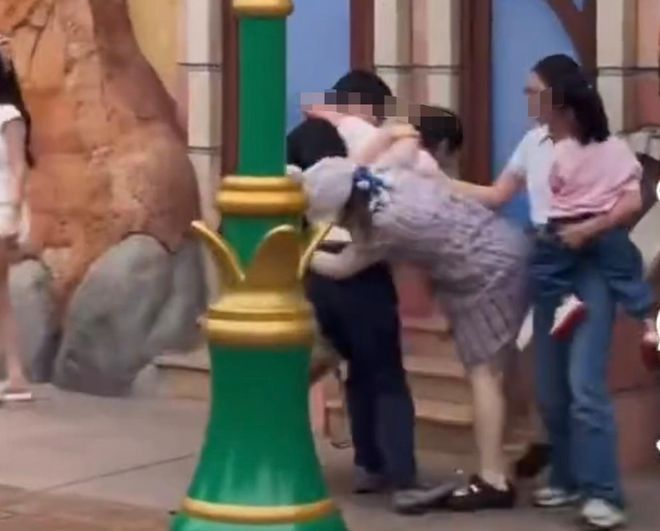上海迪士尼一对情侣和一家三口打架警方通报：双方因拍照引发冲突造成2名男子互有皮外伤(图3)