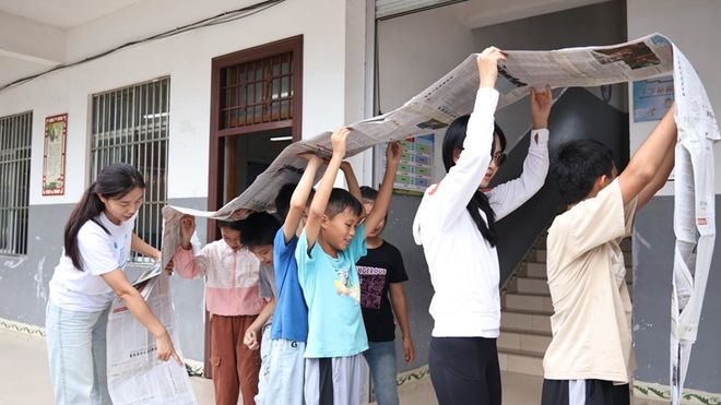 捐赠人探访日记亲手给孩子们“拼”出一片运动天地(图4)