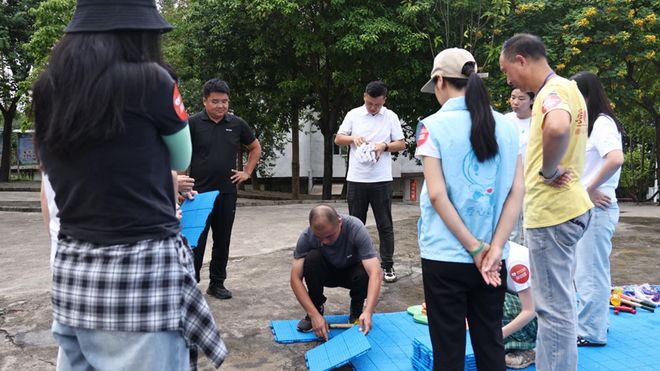 捐赠人探访日记亲手给孩子们“拼”出一片运动天地(图6)