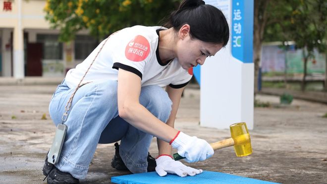 捐赠人探访日记亲手给孩子们“拼”出一片运动天地(图7)