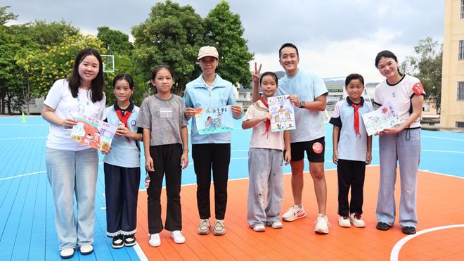 捐赠人探访日记亲手给孩子们“拼”出一片运动天地(图8)