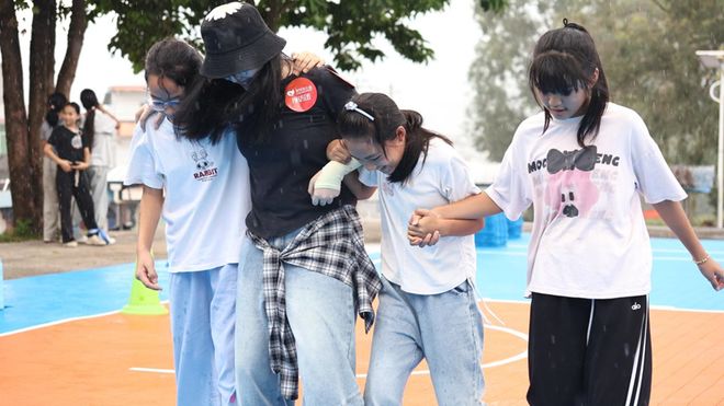 捐赠人探访日记亲手给孩子们“拼”出一片运动天地(图5)