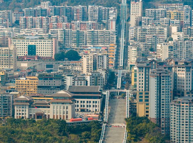 约80层楼高的神女大扶梯把巫山县城推向了台前(图1)