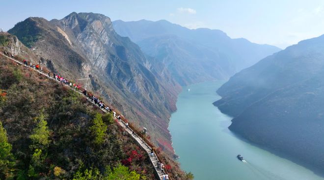 约80层楼高的神女大扶梯把巫山县城推向了台前(图3)