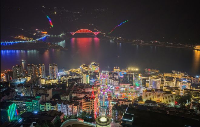 约80层楼高的神女大扶梯把巫山县城推向了台前(图2)