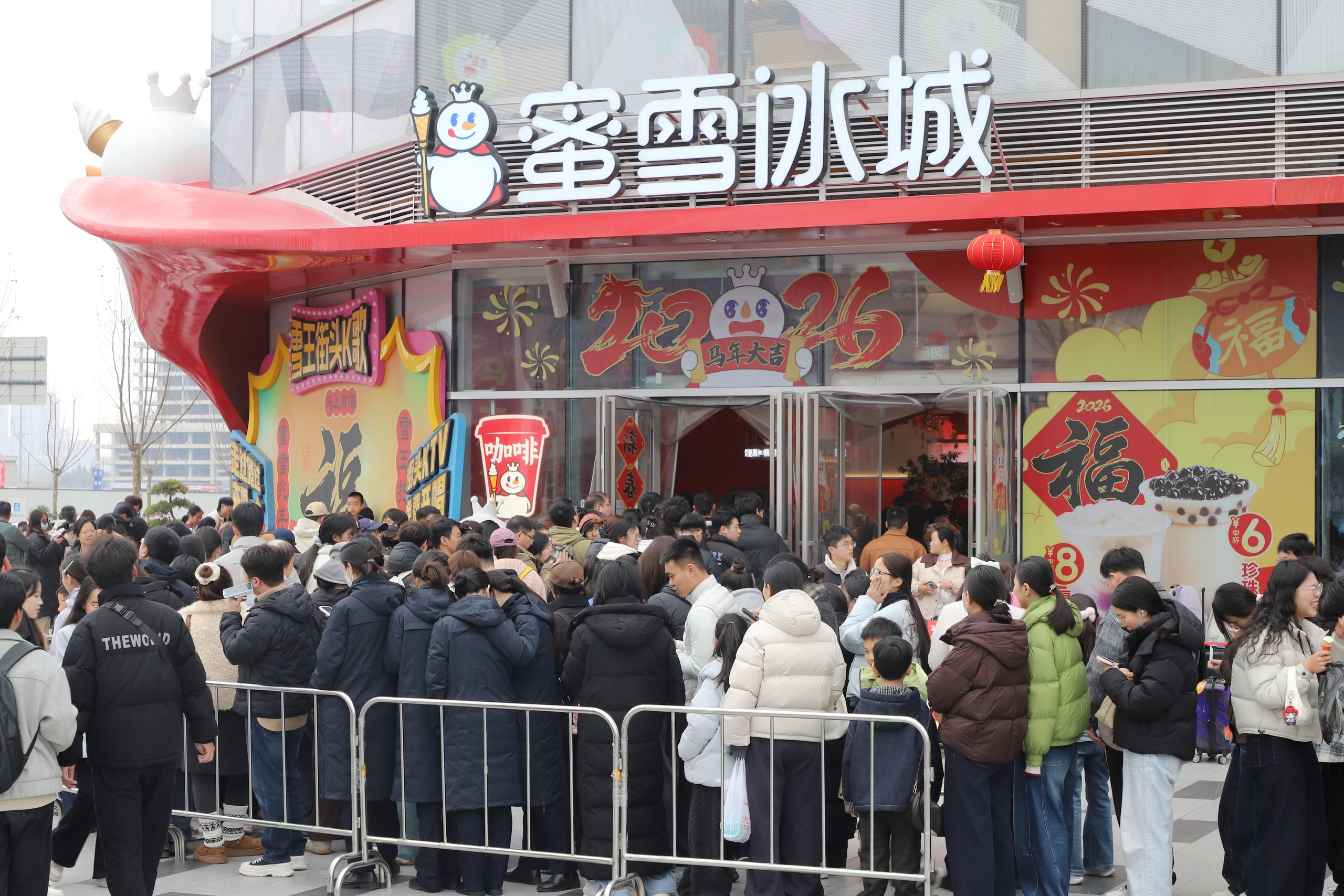 当“雪王”闯入“乐园”战场靠什么留住游客？(图2)